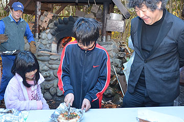 「「赤城コマランド」窯焼きピザ作りに挑戦」の画像