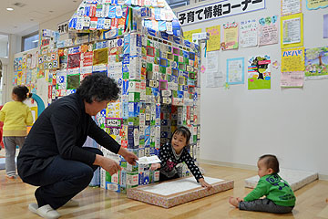 「「ちびっこ広場」小さな子どもと触れ合う」の画像