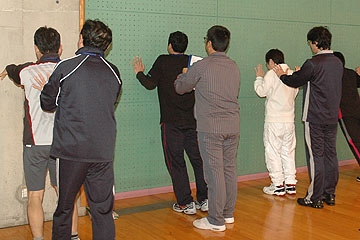 「壁押し腕立て伏せ」の画像