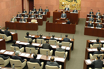 「議論が交わされる議場」の画像