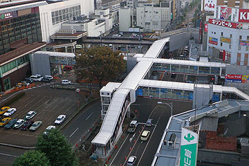 「駅舎と大手通りをまっすぐに行き来できます」の画像