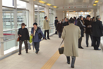 「雨や雪に濡れることなく安心して歩けます」の画像