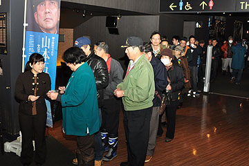 「公開初日のＴ・ジョイ長岡では行列が」の画像