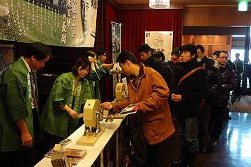 「東京・新宿の映画館ではガラポン抽選会を開催」の画像