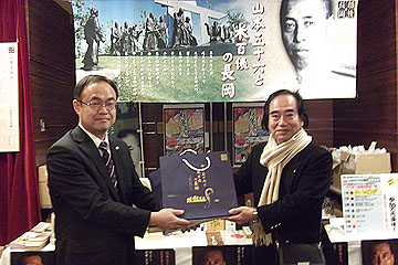 「日本画家・大矢紀さん（右）」の画像