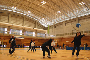 「弾力のあるスポーツ専用床」の画像