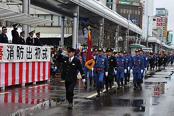 「消防団員総勢約1,000人による行進」の画像