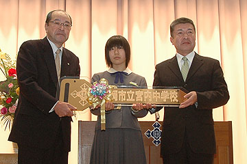 「大野副市長（写真左）から鍵渡し」の画像