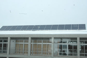 「屋上の太陽光パネル」の画像