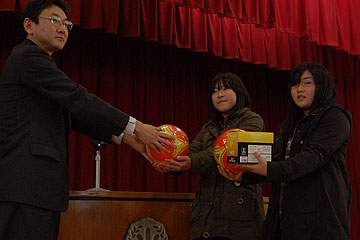 「大滝教育部長からサッカーボールなどをプレゼント」の画像