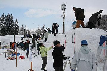 「雪像づくりコンテストには33チームが参加」の画像