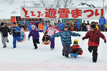 「12日の雪上そりレースでは子どもたちが大はしゃぎでした」の画像