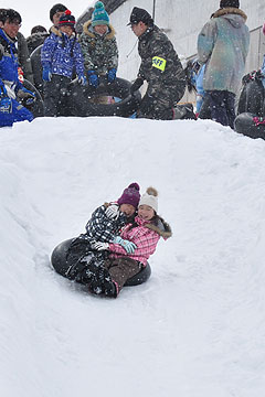 「スキーウェアに身を包んだ親子連れがたくさん」の画像