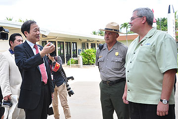 「森市長と記念館の教育部長を務めるポール・ハインツさん」の画像