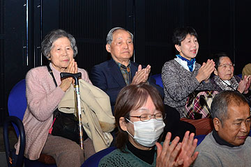 「伝説の花火師のモデルとなった嘉瀬誠次さん（写真中央）の姿も」の画像