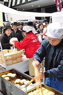 「市内各地から自慢の“食”がナカドマに」の画像