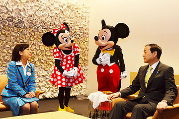 「横田恵理子さんとミッキー、ミニーが森市長を訪問」の画像