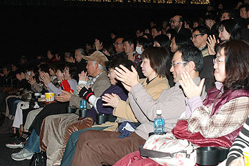 「Ｔ・ジョイ長岡では満員のお客さんから感動の拍手が」の画像