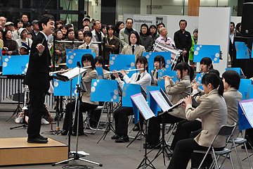 「池端さん作曲の「ＫＩＺＵＮＡ」を披露」の画像