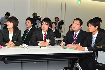 「先輩の体験談に興味津々の新採用職員」の画像