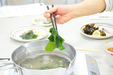 「茶色いワカメが一瞬で鮮やかな緑色に」の画像