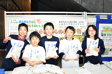「上小国小学校５・６年生がお米を販売」の画像