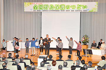 「小越康弘さんと夏戸ささりんどう子ども会が合唱を披露」の画像