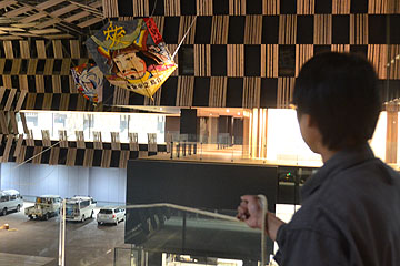 「糸の張り具合を調整中」の画像