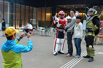 「悪役もちゃっかり入って写真撮影」の画像