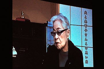 「劇中、モデルになったみなさんが、生徒のインタビューで戦争の記憶を語る様子もスクリーンに映し出されました。」の画像