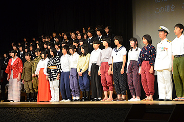 「未来の平和を築いていこうという想いを込めて、生徒自らが作詞した「誓い」をみんなで合唱。」の画像