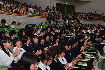 「会場に詰め掛けた南中１・２年生や千手小学校児童、空襲体験者、保護者、地域の人から感動の拍手が送られました。」の画像