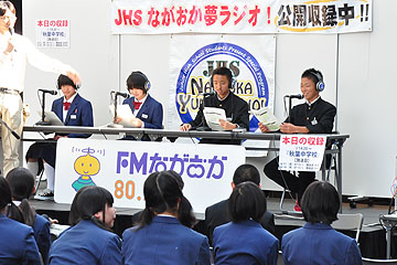 「公開録音を行った秋葉中学校の生徒たち」の画像