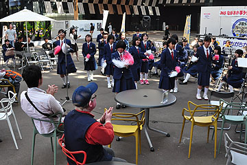 「見ている人たちに楽しんでもらおうとダンスを披露」の画像