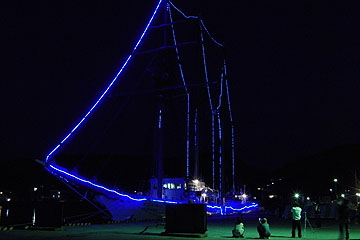 「夜はイルミネーションで飾られた帆船にうっとり」の画像
