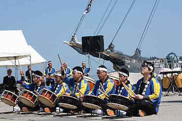 「帆船をバックに寺泊太鼓の勇壮な演奏が響く」の画像