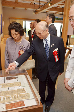 「牧野家17代当主の牧野忠昌さんもお祝いに訪れました」の画像