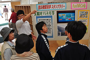 「中学生による校内防災機能の説明」の画像
