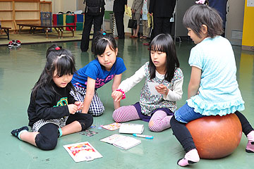 「カードゲームを楽しむ子どもたち」の画像