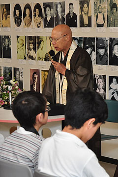 「空襲の話をする徳聖寺の中村啓識さん」の画像