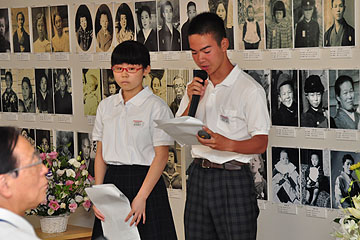 「平和学習で学んだことを発表する南中学校の生徒」の画像