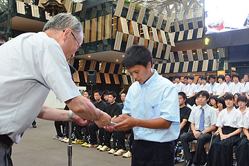 「山崎副市長から激励金を贈呈」の画像