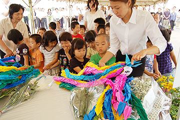 「保育園児が手作りした千羽鶴」の画像