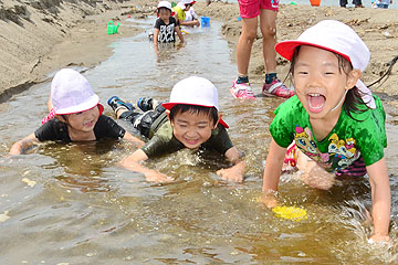 「浜辺で大はしゃぎの園児たち」の画像