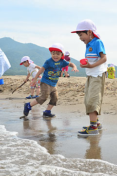 「ビショビショになりながら打ち寄せる波と戯れ中」の画像