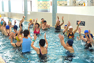「温水プールで水中運動を体験」の画像
