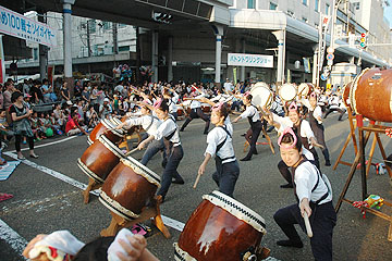 「勇壮なとどろきを響かせた悠久太鼓」の画像