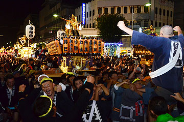「約3,000人の担ぎ手たちによる越後長岡神輿渡御」の画像