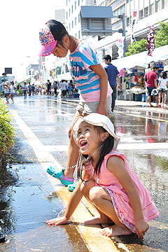 「暑い夏に“涼”を届ける打ち水大作戦」の画像