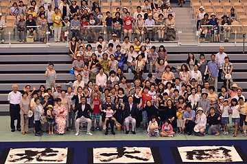 「みんなで記念撮影」の画像